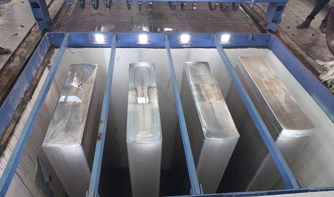 Placas de alumínio vazadas no berço de carregamento na fábrica da Orbit em Aqaba